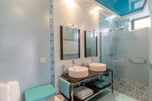 Lloret de Mar Villa Sleeps 8 Pool Air Con Wifi
