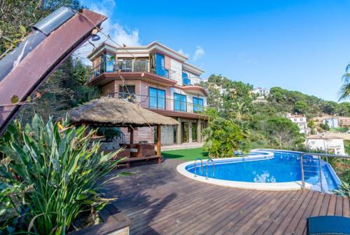 Lloret de Mar Villa Sleeps 8 Pool Air Con Wifi