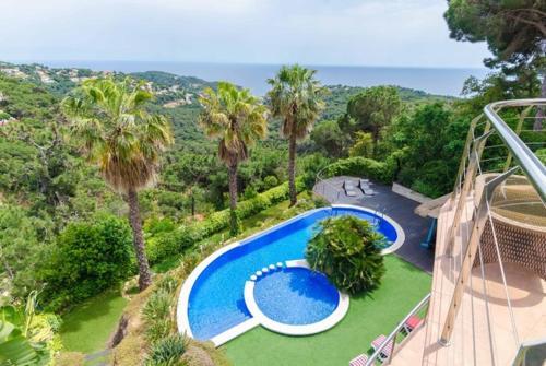 Lloret de Mar Villa Sleeps 8 Pool Air Con Wifi