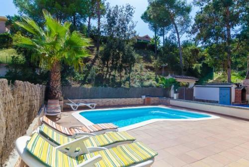 Lloret de Mar Villa Sleeps 12 Pool Wifi