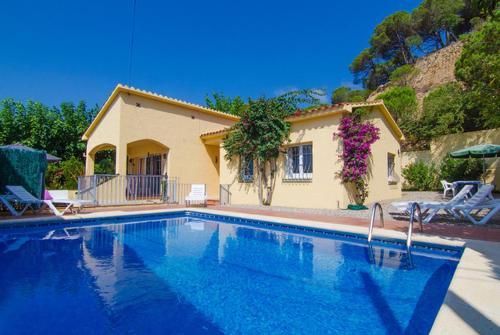 Lloret de Mar Villa Sleeps 6 Pool Wifi