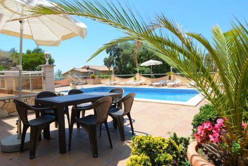 Lloret de Mar Villa Sleeps 8 Pool Wifi