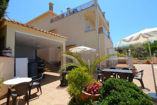 Lloret de Mar Villa Sleeps 8 Pool Wifi