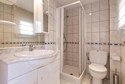 Lloret de Mar Villa Sleeps 8 Pool Wifi