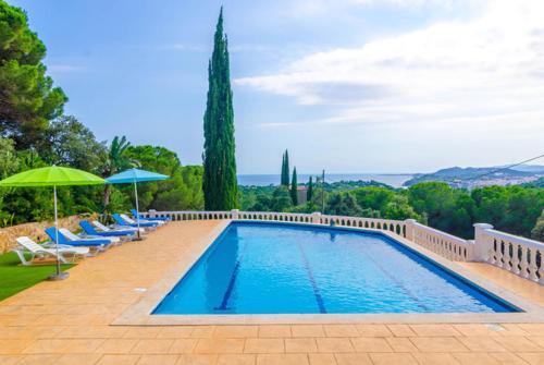 Lloret de Mar Villa Sleeps 14 Pool Wifi