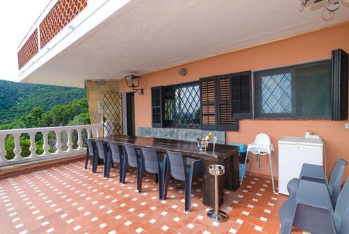 Lloret de Mar Villa Sleeps 14 Pool Wifi
