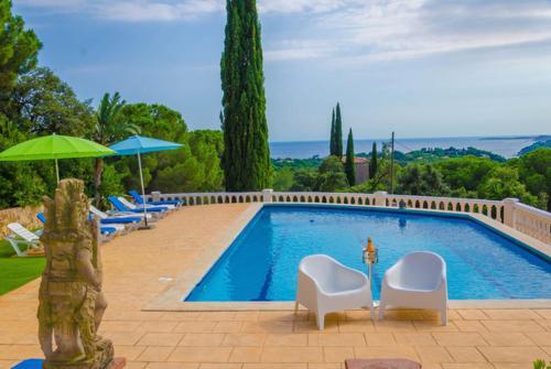 Lloret de Mar Villa Sleeps 14 Pool Wifi