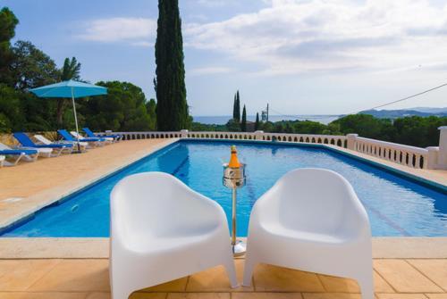 Lloret de Mar Villa Sleeps 14 Pool Wifi