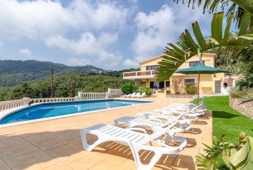 Lloret de Mar Villa Sleeps 14 Pool Wifi