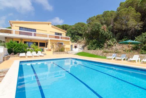 Lloret de Mar Villa Sleeps 14 Pool Wifi