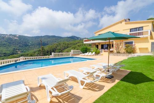 Lloret de Mar Villa Sleeps 14 Pool Wifi