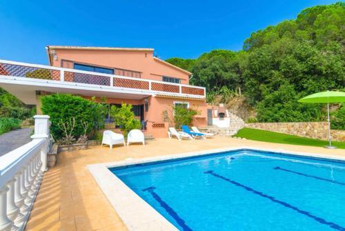 Lloret de Mar Villa Sleeps 14 Pool Wifi