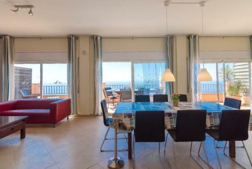 Lloret de Mar Villa Sleeps 8 Pool Air Con Wifi