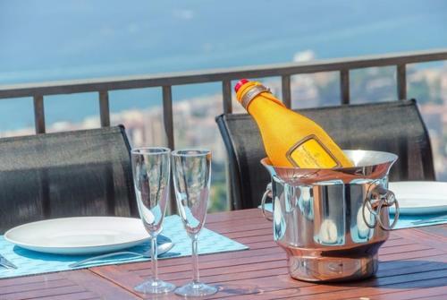 Lloret de Mar Villa Sleeps 8 Pool Air Con Wifi