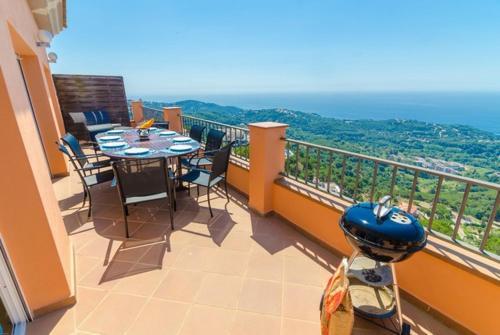 Lloret de Mar Villa Sleeps 8 Pool Air Con Wifi