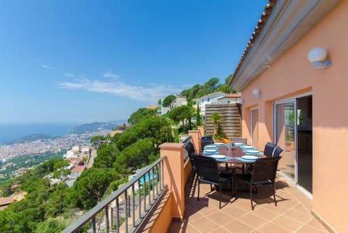 Lloret de Mar Villa Sleeps 8 Pool Air Con Wifi