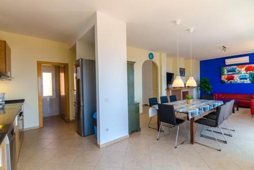 Lloret de Mar Villa Sleeps 8 Pool Air Con Wifi