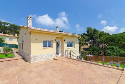 Lloret de Mar Villa Sleeps 6 Pool Air Con Wifi