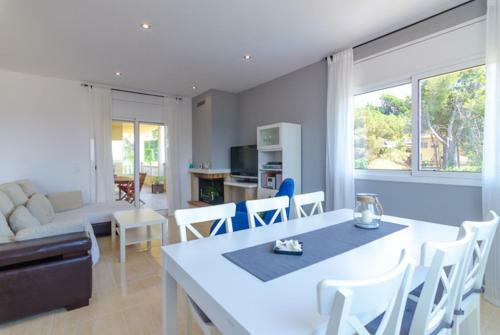 Lloret de Mar Villa Sleeps 6 Pool Air Con Wifi