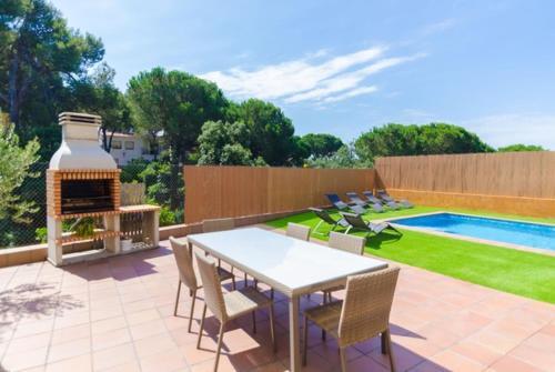 Lloret de Mar Villa Sleeps 6 Pool Air Con Wifi
