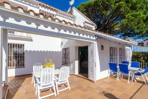 Lloret de Mar Villa Sleeps 6 Pool Wifi