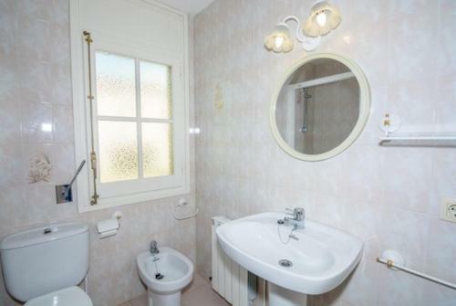 Lloret de Mar Villa Sleeps 6 Pool Wifi