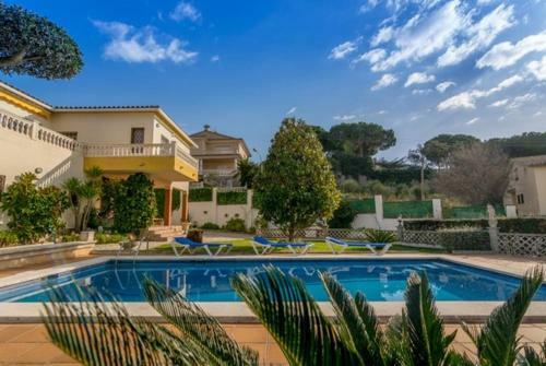 Lloret de Mar Villa Sleeps 6 Pool Wifi