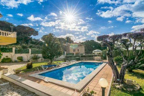 Lloret de Mar Villa Sleeps 6 Pool Wifi