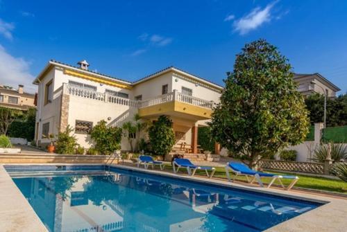 Lloret de Mar Villa Sleeps 6 Pool Wifi