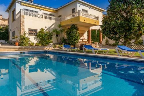 Lloret de Mar Villa Sleeps 6 Pool Wifi