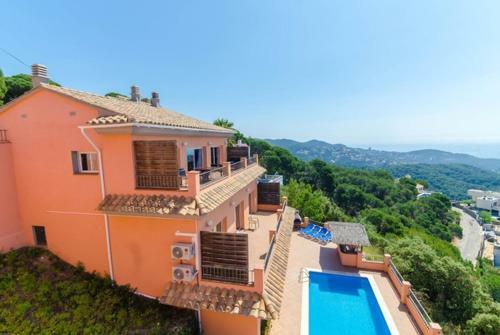 Lloret de Mar Villa Sleeps 8 Pool Air Con Wifi