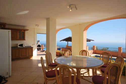 Lloret de Mar Villa Sleeps 8 Pool Air Con Wifi