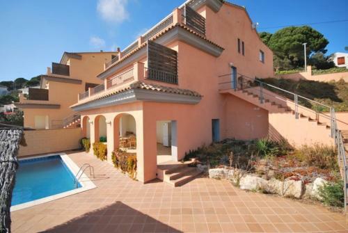 Lloret de Mar Villa Sleeps 8 Pool Air Con Wifi