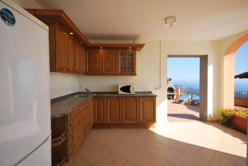 Lloret de Mar Villa Sleeps 8 Pool Air Con Wifi