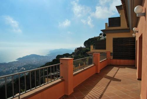Lloret de Mar Villa Sleeps 8 Pool Air Con Wifi