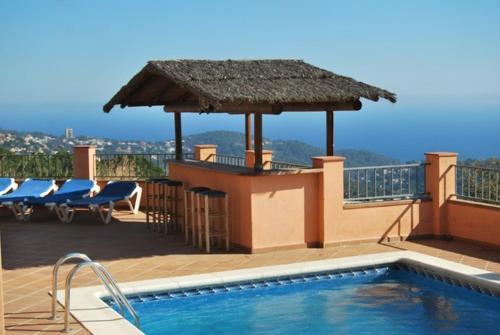 Lloret de Mar Villa Sleeps 8 Pool Air Con Wifi
