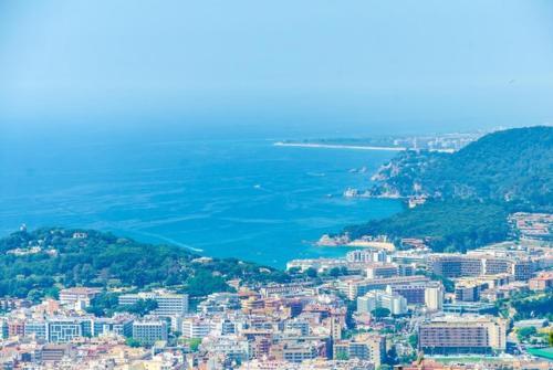 Lloret de Mar Villa Sleeps 8 Pool Air Con Wifi