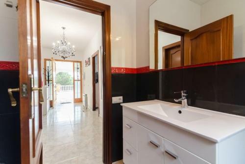 Lloret de Mar Villa Sleeps 6 Pool Air Con Wifi
