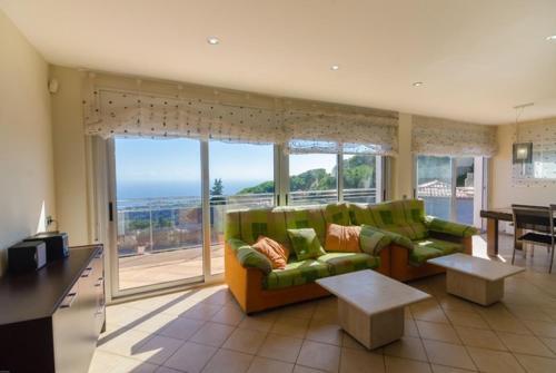 Lloret de Mar Villa Sleeps 10 Pool Wifi