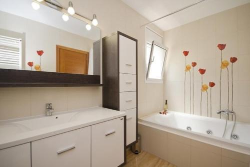 Lloret de Mar Villa Sleeps 18 Pool Wifi
