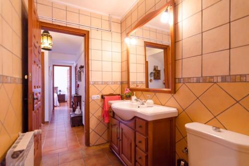Lloret de Mar Villa Sleeps 8 Pool Wifi