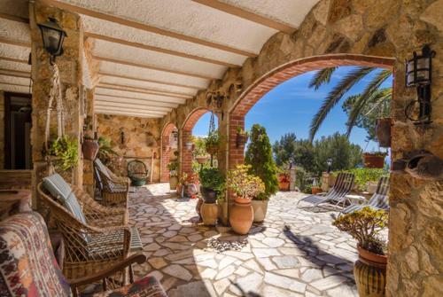 Lloret de Mar Villa Sleeps 8 Pool Wifi
