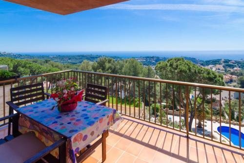 Lloret de Mar Villa Sleeps 8 Pool Wifi
