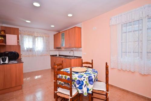 Lloret de Mar Villa Sleeps 6 Pool Wifi