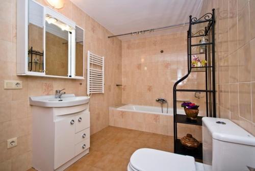 Lloret de Mar Villa Sleeps 6 Pool Wifi