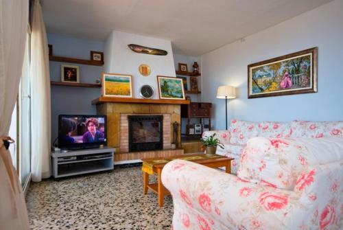 Lloret de Mar Villa Sleeps 6 Pool Wifi