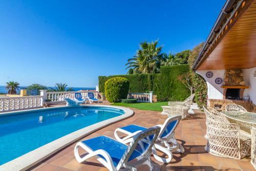 Lloret de Mar Villa Sleeps 6 Pool Wifi