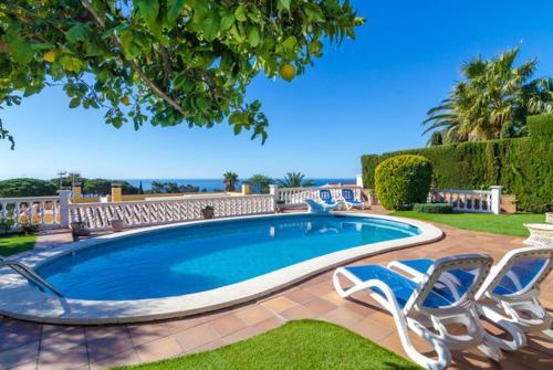 Lloret de Mar Villa Sleeps 6 Pool Wifi