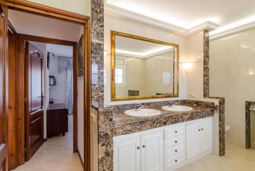 Lloret de Mar Villa Sleeps 6 Pool Wifi