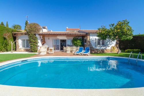 Lloret de Mar Villa Sleeps 6 Pool Wifi